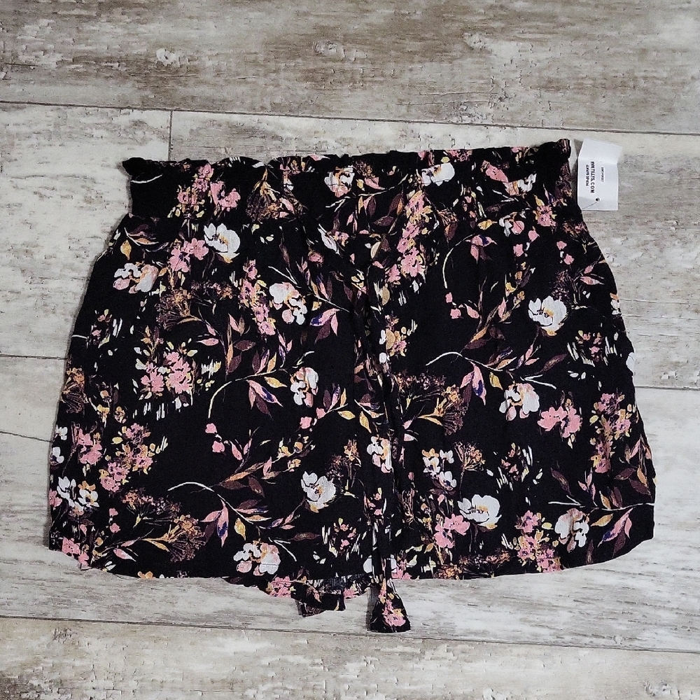 Ivy & Main Floral Shorts